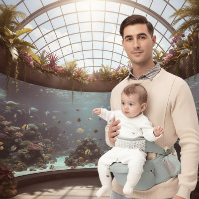 Papa à l’aquarium avec son bébé dans un porte-bébé - confort bleu