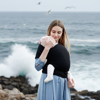 Echarpe de portage cocon noire pour bebe au bord de mer