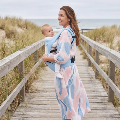 Maman au bord de mer avec porte bebe 3 en 1 bleu
