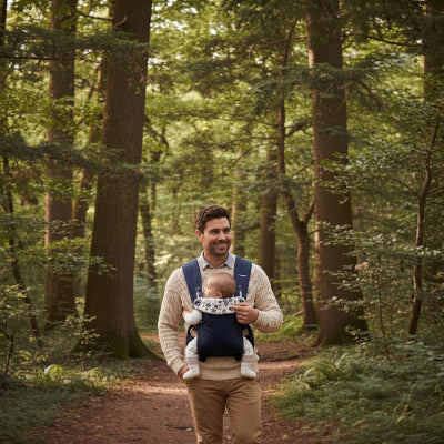 Papa en foret avec bebe en porte bebe adaptable bleu