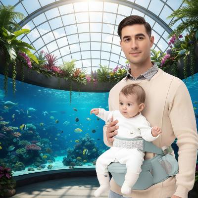 Papa à l'aquarium avec bebe en porte-bebe confort bleu