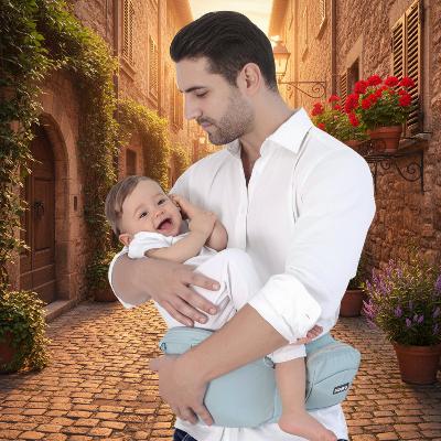 Papa en village avec bebe en porte bebe confort bleu