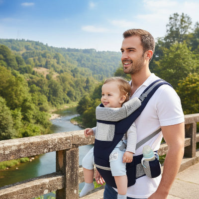 Papa sur pont avec bebe en porte bebe ergonomique bleu