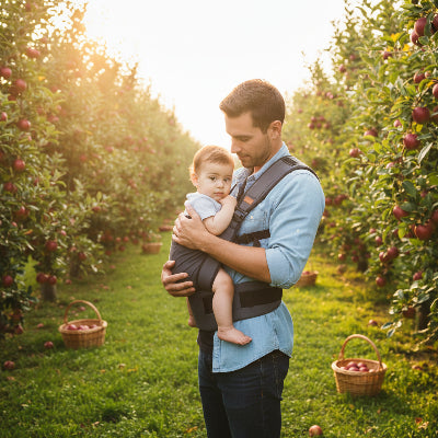 Porte bebe evolutif noir papa au verger de pommes