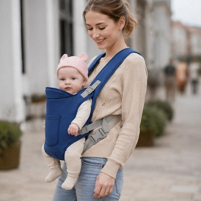 Maman se promène avec son bébé dans un porte-bébé - multifonction bleu
