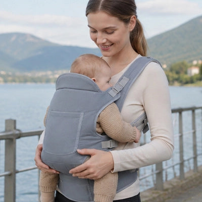 Maman au bord de l’eau avec son bébé dans un porte-bébé - multifonction gris