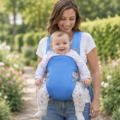 Porte-bébé - quotidien bleu clair porté par maman lors d’une balade fleurie