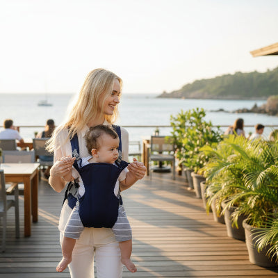 Maman en terrasse avec bebe en porte bebe ventral bleu